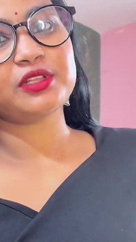La ragazza dell'ufficio è stata chiamata per pulire il fan, guardando le sue mutandine rosse il capo ha fatto sesso duro in camera da letto