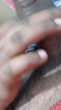 Tamil madrasta pegou enteado masturbando pau que ela ofereceu em porra fora de sua boca e buceta
