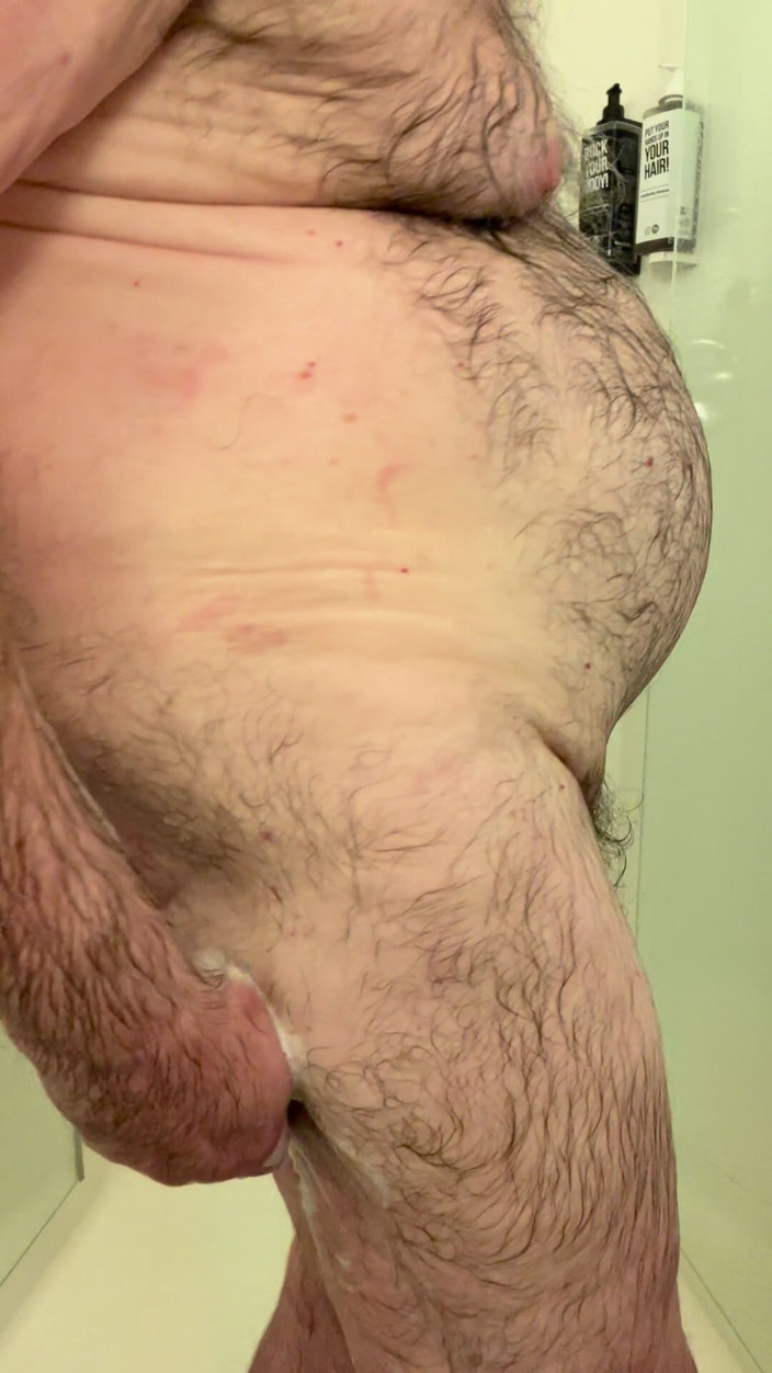 Coach Karl dude lodge: Coach Karl Soaps His Butt 7222