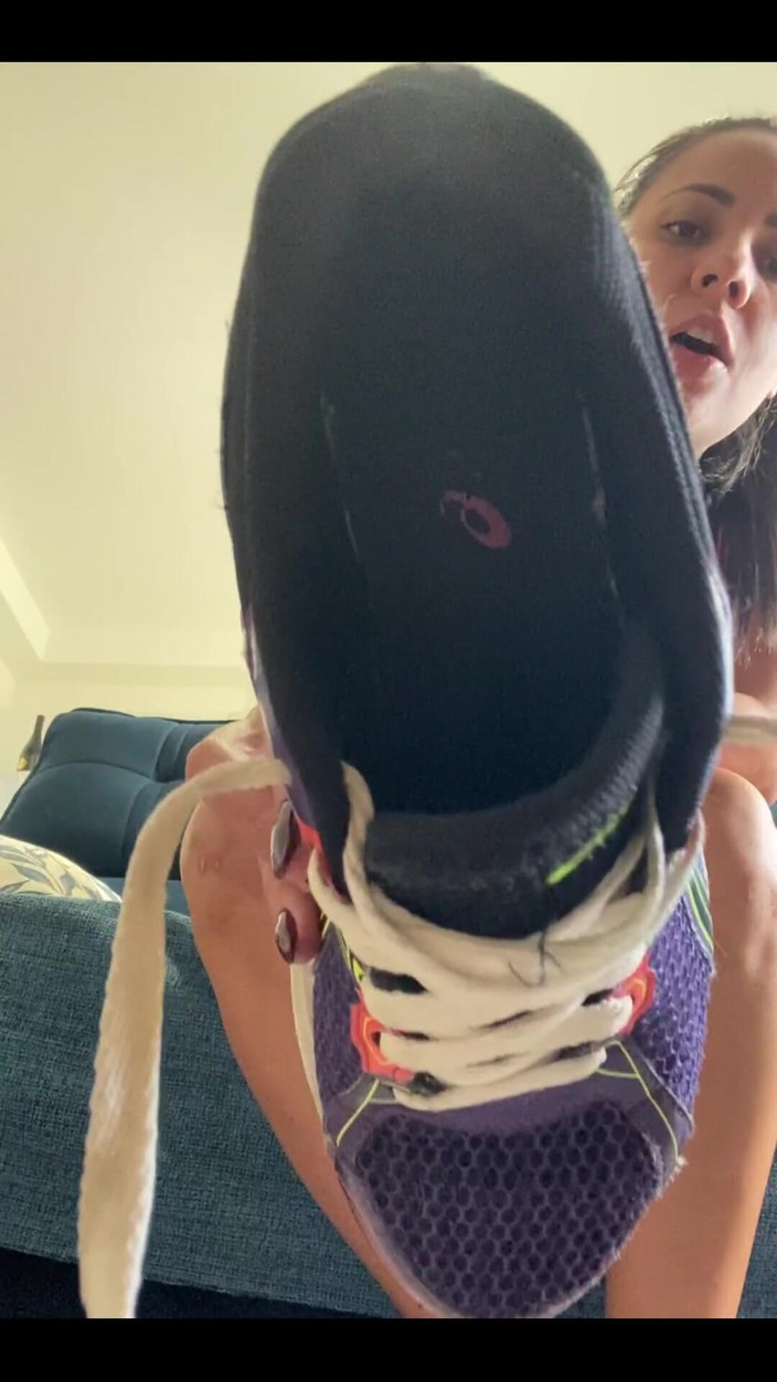 KiffaFeet: मैं अभी जिम से आया हूं और इस पसीने से तर और बदबूदार वीडियो केवल आपके लिए मेरे बदबूदार लोगों के लिए बनाया है