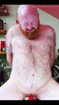 Une FTM poilue chevauche un gode sur une chaise