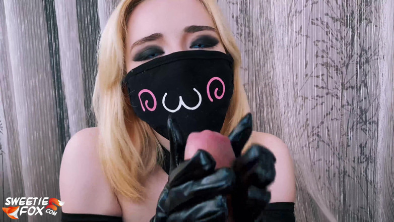 Sweetie Fox: สาวผมบลอนด์ช่วยชักว่าวแล้วอมลึก - ครีมพายปากในหน้ากาก