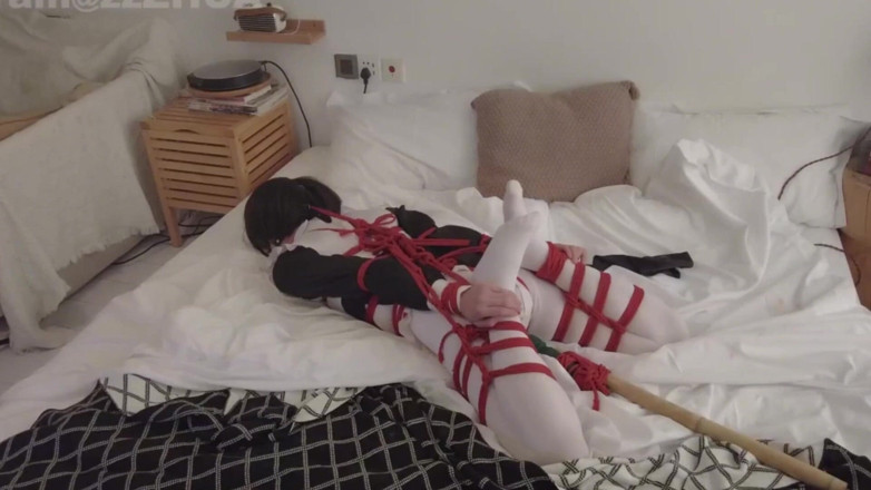 Aisan girl bondage: Mz17 - una monja de medias blancas atada por una cuerda...