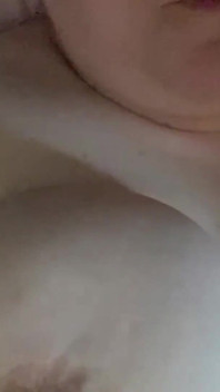大きな胸を握りしめ、乳首を吸う