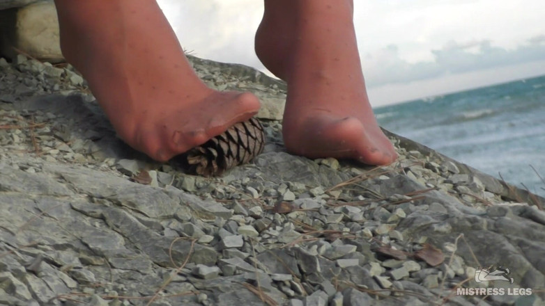 Mistress Legs: Celana jins kaki menggoda dengan kaus kaki nilon yang dikenakan...