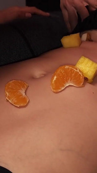 Sladká chuť mého spolubydlícího: ovoce podávané na břišní svaly.