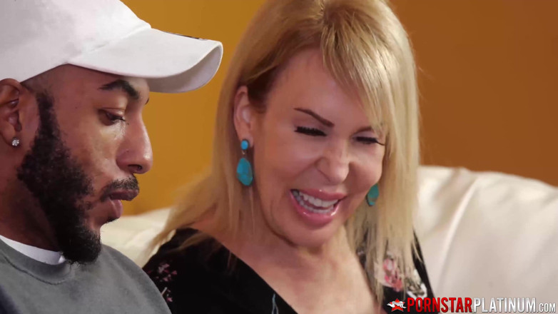 Pornstar Platinum: PORNSTARPLATINUM - Erica Lauren förför John Long för interracial knull