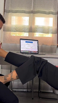 Rakan sekerja yang sakit kaki mengurut dan menjilat dengan pantyhose, sebagai pertukaran untuk blowjob