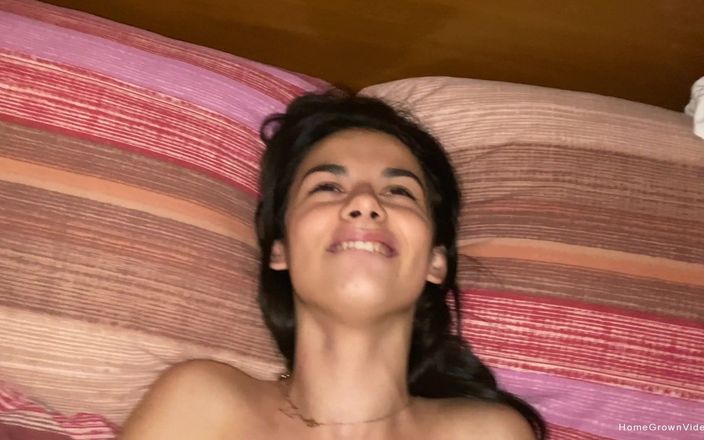 Homegrown Video: Софія отримує пізній нічний трах у ліжку