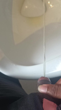 大学でのおしっこ - 公共の場で - 公共の場でおしっこ - 黒人のチンコのおしっこ。大学の小便ショー