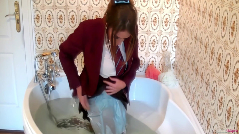College Uniform: Час купання за участю Емми Грін