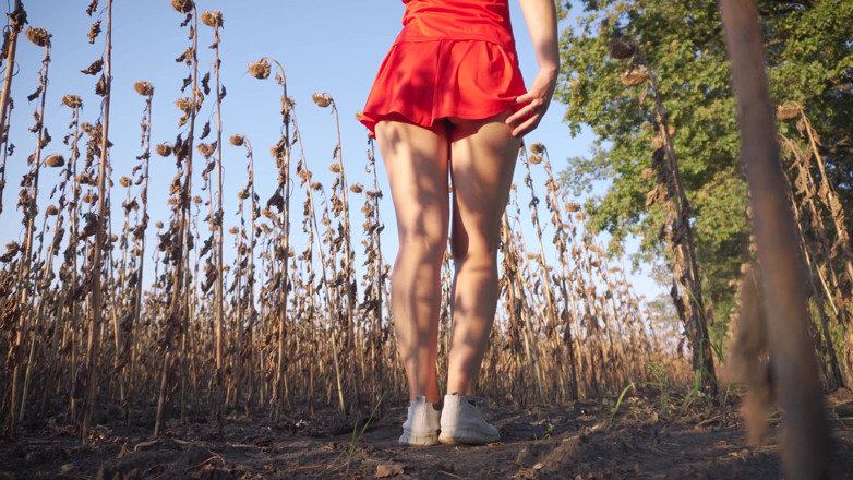 Teasecombo 4K: छोटी स्कर्ट पहनी हॉट चोदने लायक मम्मी आउटडोर अपनी सेक्सी थोंग गांड को छेड़ती है