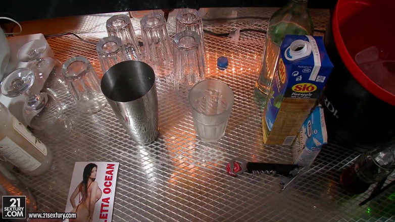 Femdom Power: Prsatá holka chce ten barmanský penis