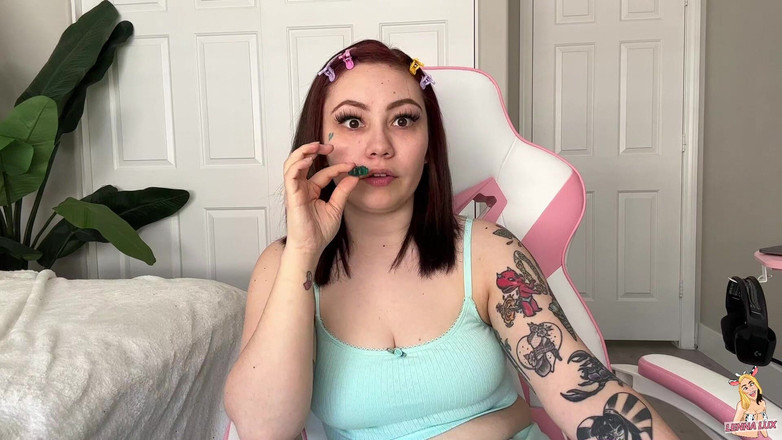 Lenna Lux: Gummy-anbetung