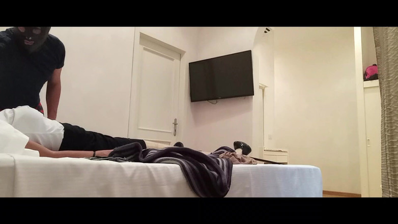 LauraOnHeels: MILF in Strumpfhosen und High Heels, ans Bett gefesselt und...