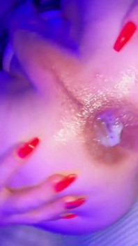Dubbele creampie in ts Diana Deelights uitgerokken gat.gapend open met sperma dat over zijn zwarte lul lekt
