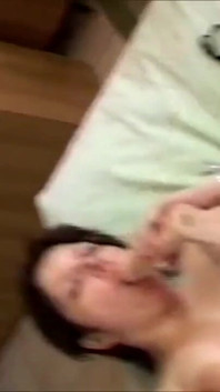 Pelacur tetek menyentuh memeknya dengan dildo sambil menonton film porno