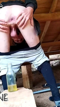 Introduces Pee in Her Ass and Swallows a Good Amount of Pee