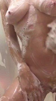 Domácí video. Masturbace ve sprše. Nahá dívka se myje a masturbuje. Dostane orgasmus. Sexy prsa a zadek