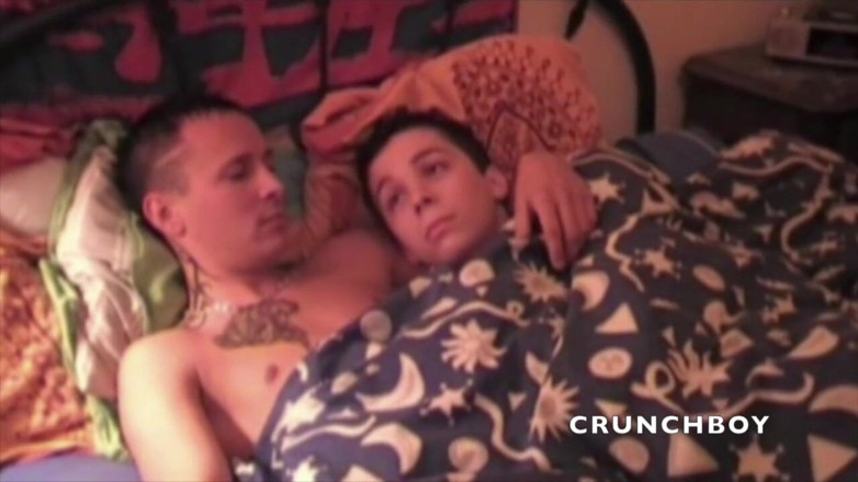 Crunch Boy: Twee onschuldige tweelingen neuken in mijn bed
