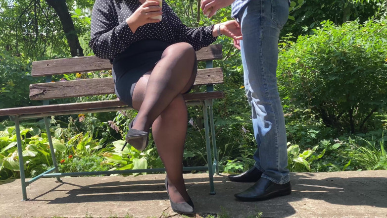 OurFetishLife: 温泉は熟女搾乳大きなコック兼に彼女のコーヒー屋外の公園
