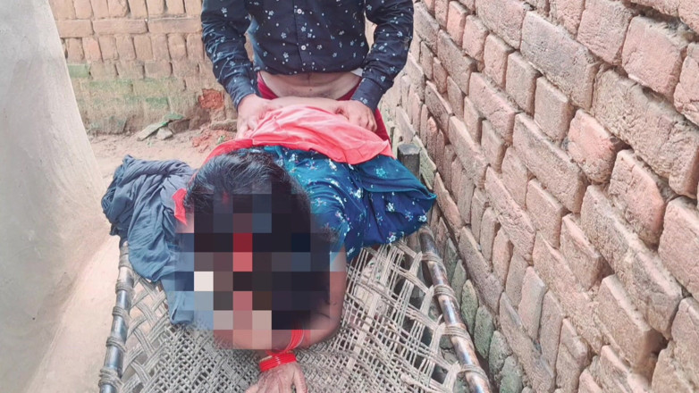 Trilokinath: 印度荡妇在户外被年轻男友操逼