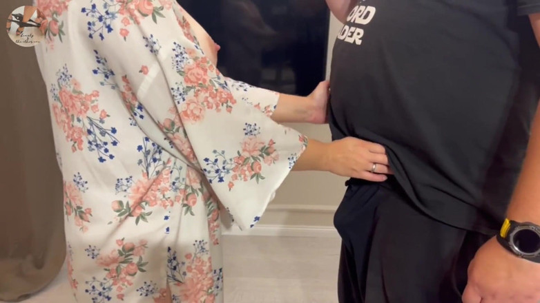 beauty_and_the_other_one: Lexi saje Lucasovo péro a dostane spoustu spermatu na obličej