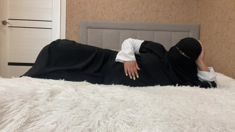 Lux Eva: Syrská MILFka v hidžábu dává pokyny k honění, svlékněte ji...