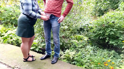 OurFetishLife: Une MILF donne une douche dorée après avoir aidé un...