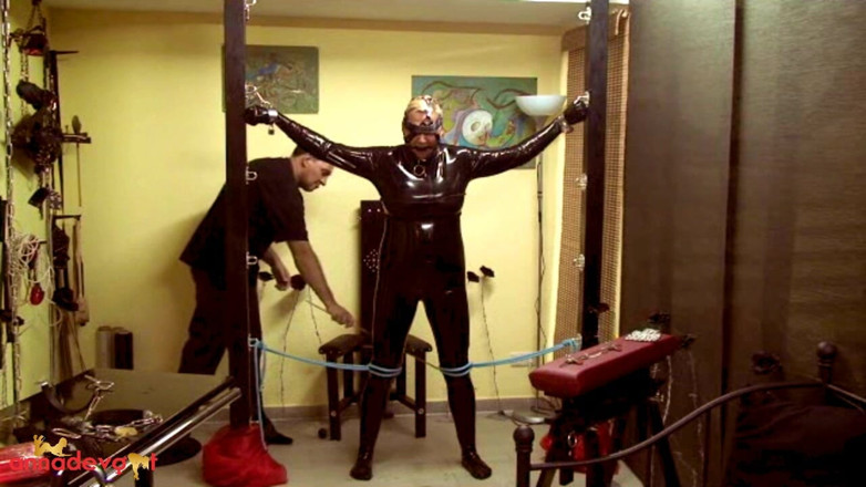 Anna Devot: L’esclave En Latex - Action BDSM Avec Trois Personnes