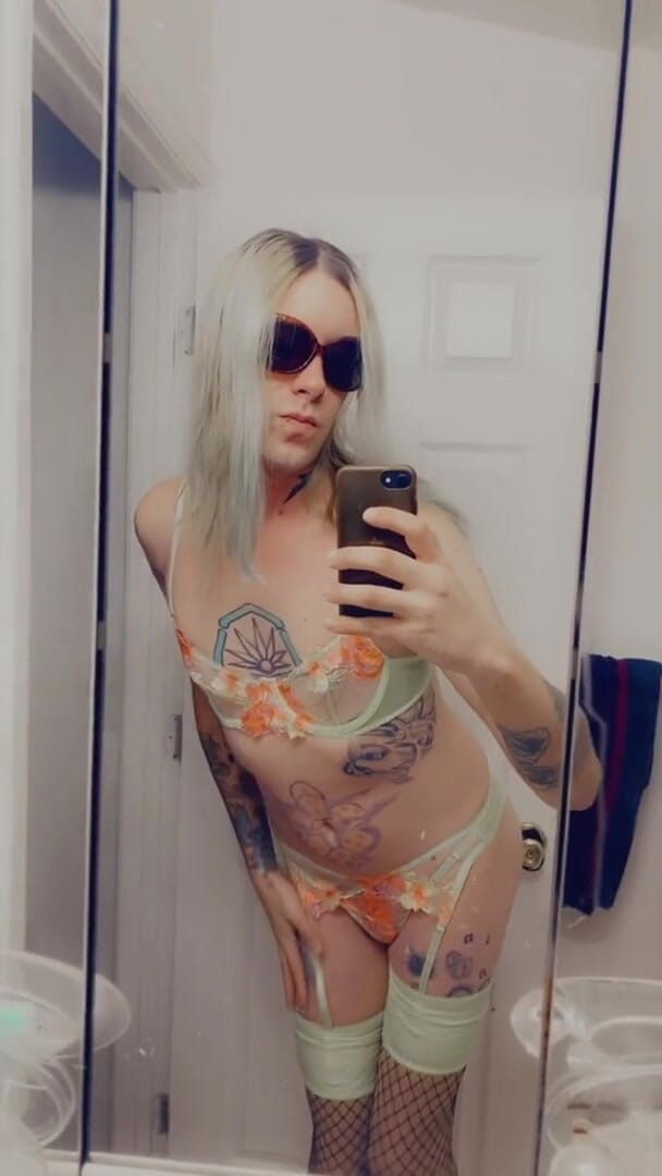 CarmenMelatonin: Gagica elegantă și sassy adoră să joace în bikini ei minuscul din...
