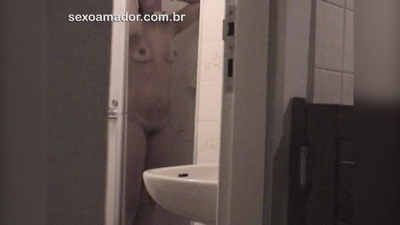Amateurs videos: Vídeo amador da jovem morena tomando banho com uma porta...