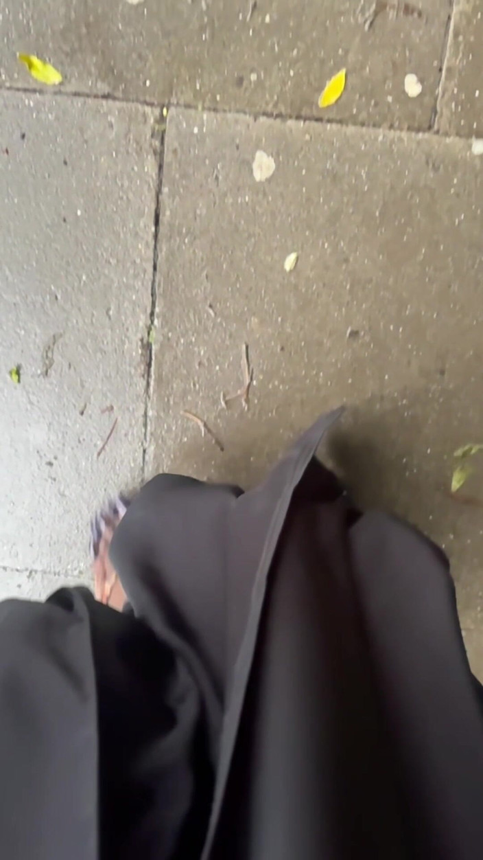 Goddess Akasha: Длинные ногти на ногах и шлепанцы под дождем