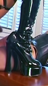 변태 쉬멜에게 애널 따먹히는 아시아 Latex Tranny