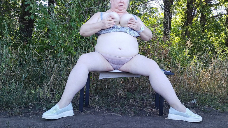 Zona901: Une amie dans le parc se déshabille et se masturbe...
