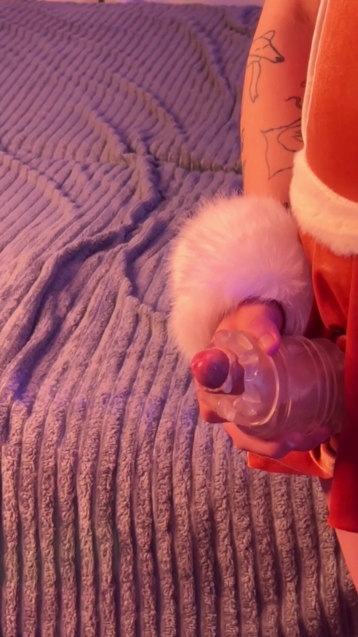 pastelle: Noel trans kız fleshlight hızlı çekim kullanarak mastürbasyon yapıyor ve boşalıyor