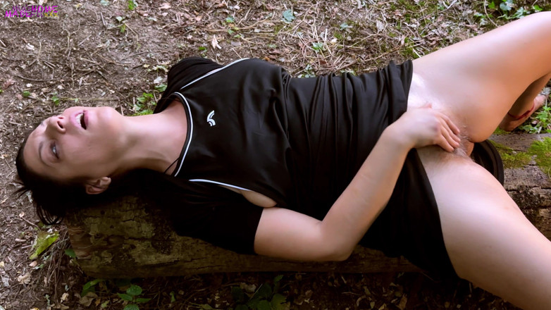 Mia Maripolla: รุ่นแม่น่าเย็ดธรรมชาติ Mia ใช้นิ้วติ้วหีขนดกจนถึงจุดสุดยอดในป่า