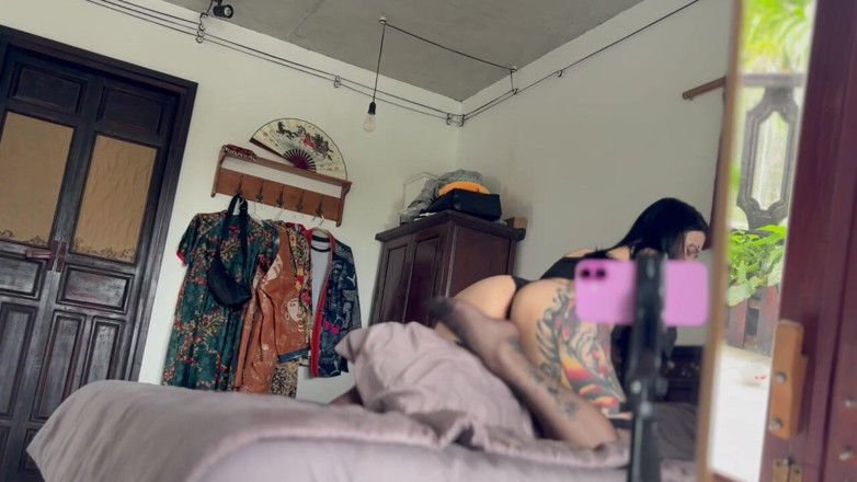 Kate Koss: Orgasmic Pillow Humping