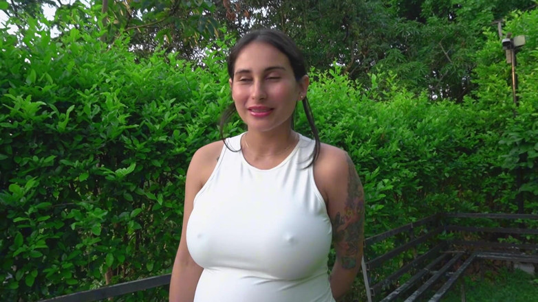 Jenifer Play: Challenge in a Park: Pregnant Girl Agrees to Use an...