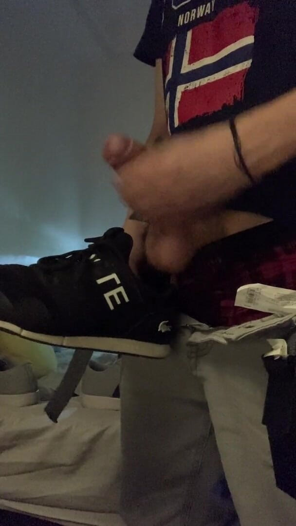 Babywhite99: Sneakers fetish guy