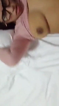 Une brune de 18 ans aux gros seins flasques de New York les États-Unis baise la grosse bite de son demi-frère