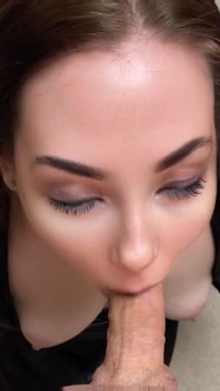 La mia dolce ragazza si fa sborrare in faccia! Pompino con unghie rosse