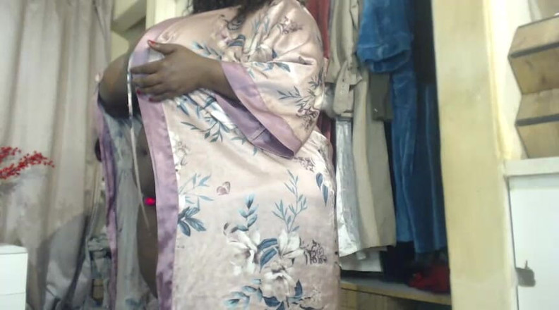Legendary Booty Overdose: 巨大なおっぱいに唾を吐く熟女SSBBWとバイブレーターの焦らし