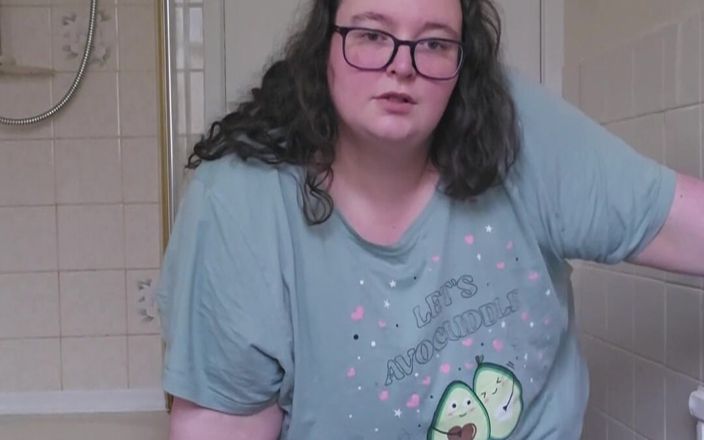 SSBBWLadyBrads: 女神浴室肚子玩耍