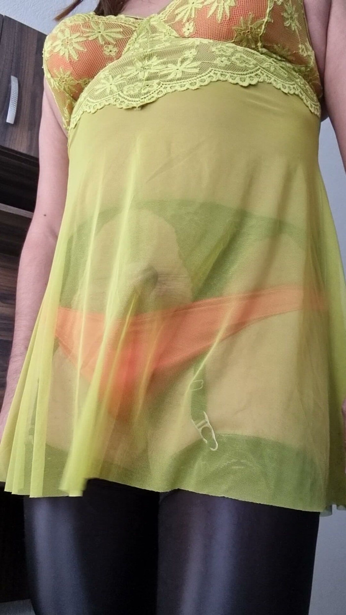 Sexy shinny clothes: Sexy und suggestive, transparente Babypuppe, rote Dessous