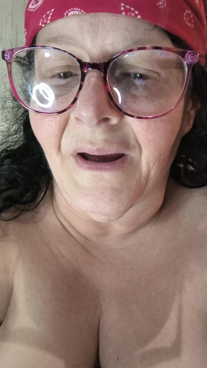 HerculesnVENUS: 彼女の処女の尻に押し込まれて、この淫乱な女はガスを通過します