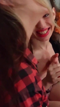 Le dà un regalo di anniversario davvero speciale... Ft. Katrinapunk & Nenamalaatr