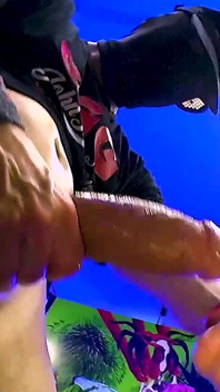 O mamă sexy blondă înghite șarjă de spermă în bukkake sălbatic