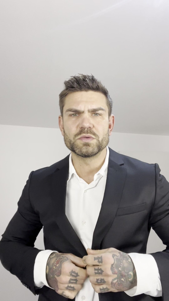 Juan Lucho Gay: 근육질의 스페인 선수가 자위한다