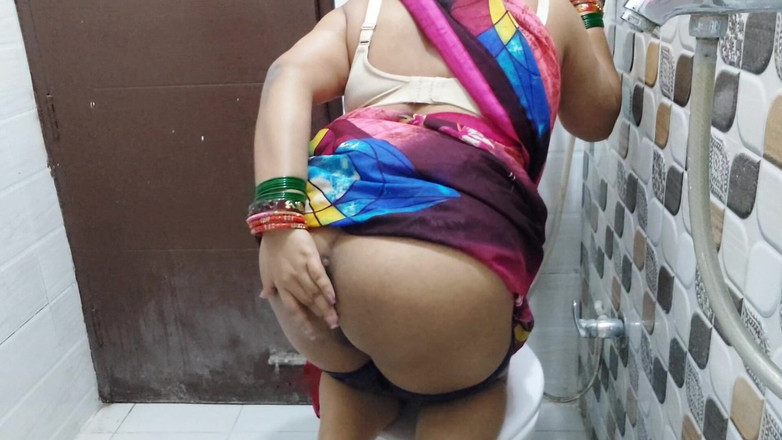 Desi Pari Bhabhi: 老师在她的私人卫生间里勾引她的学生做爱